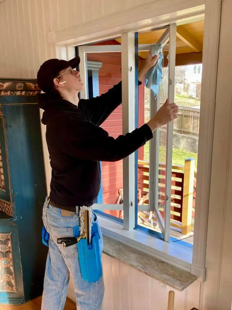 Före och efter fönstertvätt i Norrköping
