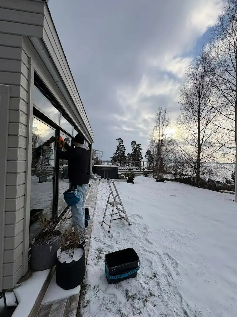 Fönstertvätt i snö och minusgrader – före och efter i Norrköping